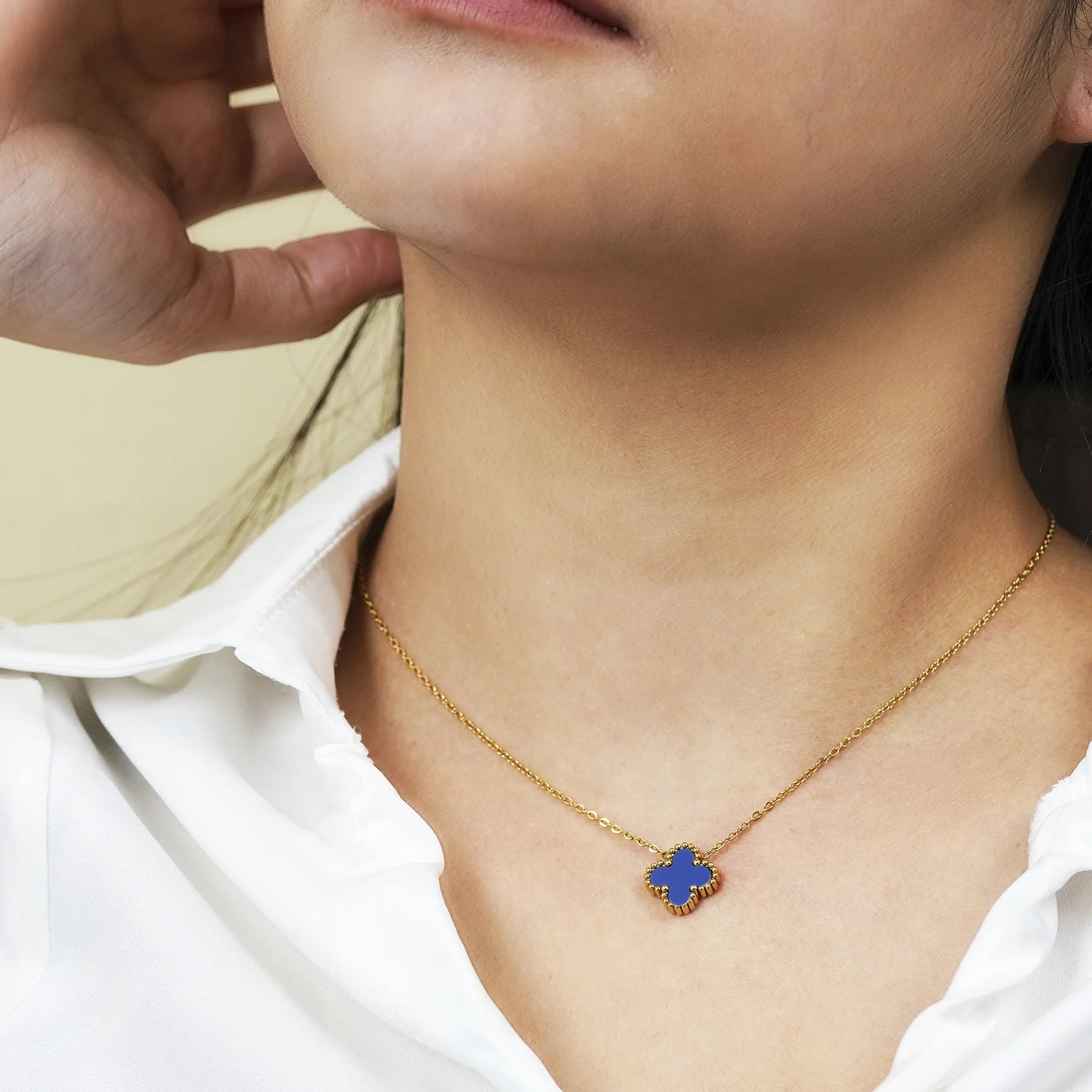 Blue Flower Pendant Necklace in Yellow Gold Plated